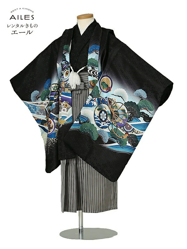 ●商品詳細適用サイズ5歳の標準サイズ（身長110cm〜120cm） ●素材・表地：合成繊維（比翼仕立）・裏地：合成繊維●袴セット寸法　肩裄51cm/羽織丈65cm/袴紐下丈60cm寸法見本はこちらをご覧ください。※サイズ調整が必要な場合があります●セット内容・着物・袖なし長襦袢・羽織・ 簡易袴（角帯セットマジックテープ）・足袋・草履・扇子・懐剣・羽織紐・お守り・サスペンダー※着付けに必要なタオルはご準備ください。 ※着物と袴以外の角帯や小物などはお選び頂いた袴に合わせて当店スタッフがコーディネートさせていただきます。●レンタル期間レンタル期間は商品がお手元に届いた日 （ご利用日の2日前）から3泊4日です。ご利用の翌日までにご返送下さい。●返却方法送料は往復無料です。※北海道・沖縄・離島一部地域を除く同封したヤマト運輸の着払い伝票でお送りください。※ヤマト運輸以外での返却の場合 送料はお客様の方でご負担下さい。※クリーニングなどの後始末は一切不要です。※注意：モニターの発色の具合によって実際のものと色が異なる場合があります。※簡単なサイズ調整（腰紐にて）が必要な場合があります。 ※箱タイプでの配送となります。&nbsp;七五三 着物【レンタル】かんたん七五三 5歳 袴レンタル AO5244　黒 兜 松 龍 黒縞 男児 七五三袴 羽織袴 袴セット 貸衣装 和装 お正月 お祝い 卒園式 きもの 5歳 七五三 着物 5才男の子 人気柄 子供 着物 753 かっこいい 人気 新品足袋プレゼント 往復送料無料 七五三などにご利用ください。 写真（左）全身（上）前アップ ※商品の色については、画面を表示するモニターによって実際と多少異なる場合がございます。 1012-01075 商品詳細 ●素材 ・表地：合成繊維(比翼仕立) ・裏地：合成繊維 　　寸法の見方はこちらを参照して下さい。 ●標準サイズ 身長： 110cm〜120cm位