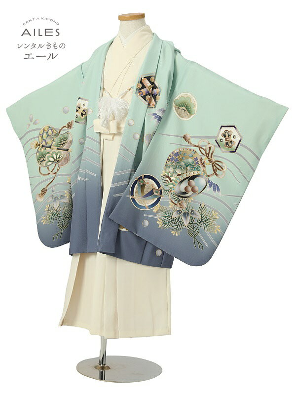 ●商品詳細適用サイズ5歳の標準サイズ（身長110cm〜120cm） ●素材・表地：合成繊維・裏地：合成繊維●袴セット寸法　肩裄51cm/羽織丈63cm/袴紐下丈60cm寸法見本はこちらをご覧ください。※サイズ調整が必要な場合があります●セット内容・着物・袖なし長襦袢・羽織・袴・角帯・足袋・草履・扇子・懐剣・羽織紐（チェーン）・お守り・腰紐2本・サスペンダー※着付けに必要なタオルはご準備ください。 ※着物と袴以外の角帯や小物などはお選び頂いた袴に合わせて当店スタッフがコーディネートさせていただきます。●レンタル期間レンタル期間は商品がお手元に届いた日 （ご利用日の2日前）から3泊4日です。ご利用の翌日までにご返送下さい。●返却方法送料は往復無料です。※北海道・沖縄・離島一部地域を除く同封したヤマト運輸の着払い伝票でお送りください。※ヤマト運輸以外での返却の場合 送料はお客様の方でご負担下さい。※クリーニングなどの後始末は一切不要です。※注意：モニターの発色の具合によって実際のものと色が異なる場合があります。※簡単なサイズ調整（腰紐にて）が必要な場合があります。 ※箱タイプでの配送となります。&nbsp;七五三 着物【レンタル】七五三 5歳 袴レンタル AO5318 水色 兜 小槌 松 男児 七五三袴 レンタル 羽織袴 袴セット きもの 着物 5才男の子 人気柄 子供 着物 男の子 753 貸衣装 和装 お正月 お祝い 卒園式 かっこいい 人気 新品足袋プレゼント 往復送料無料 七五三などにご利用ください。 写真（左）全身（上）前アップ ※商品の色については、画面を表示するモニターによって実際と多少異なる場合がございます。 1012-01426 商品詳細 ●素材 ・表地：合成繊維 ・裏地：合成繊維 　　寸法の見方はこちらを参照して下さい。 ●標準サイズ 身長： 110cm〜120cm位