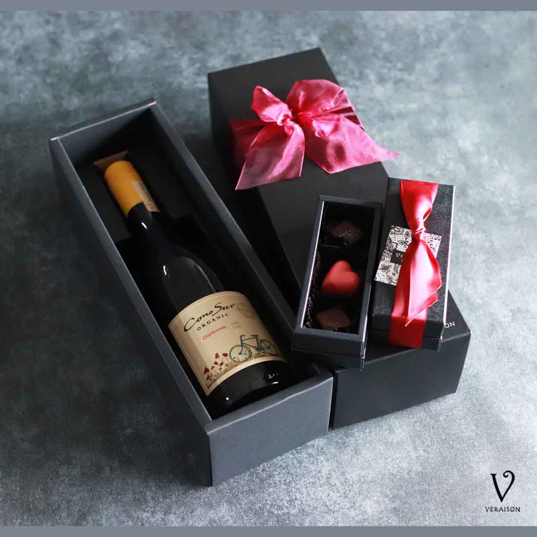 ワイン ぶどう 桃 ギフトのRQMの【選べるメッセージカード】ワイン ギフト プレゼント 御祝 ワイン チョコ コノスル オーガニック シャルドネ 白ワイン 辛口 チリ 750ml 1本 × チョコレート 3個入フランボワーズ/タンザニア/メキシック ショコラ ボンボンショコラ リボン包装 誕生日 メッセージ｜アングル2