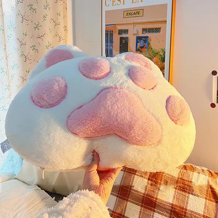 RUSHUP楽天市場店の座椅子 あったか 猫 抱き枕 クッション 動物 肉球クッション 可愛い もこもこ 腰枕 背あて 読書枕 ふわふわ テレビ枕 在宅 女の子 レディース ふんわり 快眠 クリスマス ねこ ぬいぐるみ 癒し おしゃれ ベッドの上｜アングル2