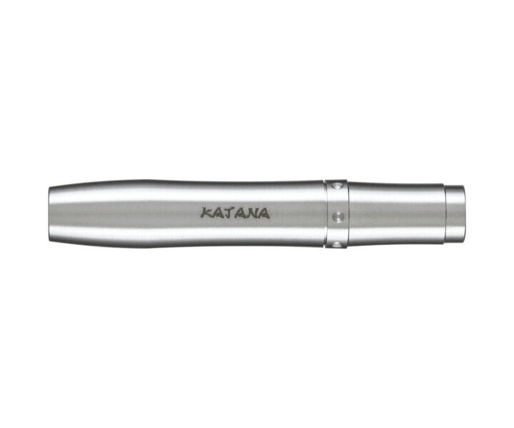 ■商品説明KATANA -極み- "水神"美しい流線美を持つ穢れ無き一刀- タングステンの持つ魅力を存分に引き出した美しいボディラインが魅力的。 後部に設置された鉢金を思わせる刻みがグリップを絶妙にアシストし、センター部分の緩やかなアールラインや最後部の段差等と言った小技にも拘りが見える。 手に吸い付くような感触とワンポイントのカットが新しい、スタイリッシュなノーカットバレル。スペック 素材　：　Tungsten80% 全長　：　42.0mm 最大径： 7.0mm 重量　： 16.5gセット内容 Shaft　：　LARO Tip　：　LIP POINT Flight　：　Katanaロゴ入り Dee.flight