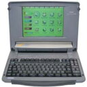 J1VR2の後継機種。 1998年10月発売。カラー液晶画面。バブルジェットプリンタ搭載（感熱紙非対応）。【商品仕様】表示画面：カラーDSTN液晶印刷方式：インクジェット（タイプ：BCI-10BK）記憶装置：フロッピー給紙方法：一枚ずつ付属機能：発売年：1998年10月動作保証：7日間備考：■中古ワープロは在庫変動が激しく、掲載商品の中には在庫がない商品もございます。ご希望の機種がございましたら、お手数ですが商品お問合せフォーム・お電話にてお気軽にお問合せ下さい。ご購入・お申込前にこちらのページをご覧下さい。