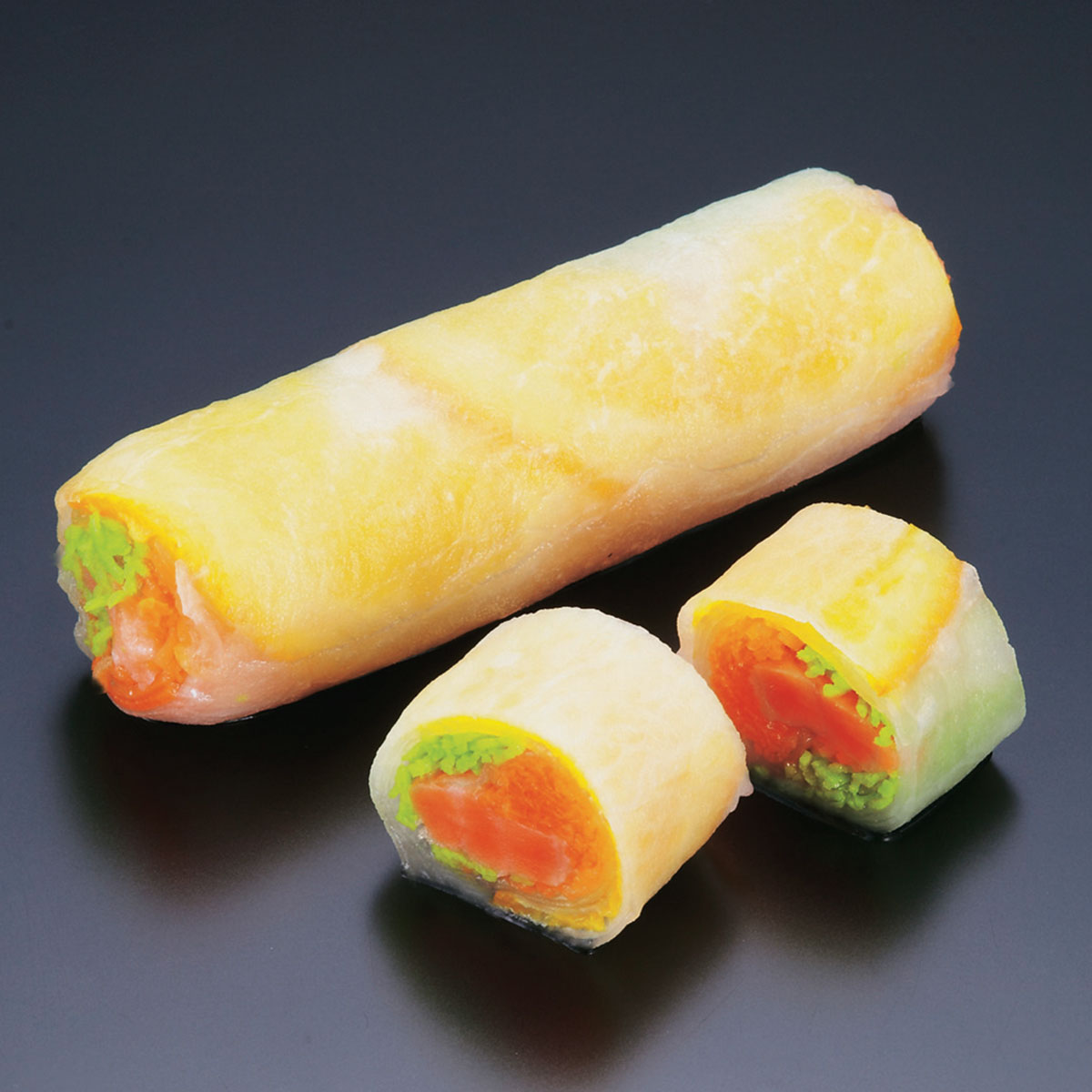 商品説明 項目 内容 冷凍食品 品名 サーモンオレンジ巻 名称 そうざい 原材料名 だいこん（国産）、サーモントラウト、オレンジ、にんじん、錦糸卵（小麦・大豆を含む）、醸造酢、砂糖、発酵調味料／増粘剤（加工でん粉）、ソルビトール、pH調整剤、グリシン、着色料（黄4、青1） 内容量 5本 賞味期限 （※商品に記載） 保存方法 −18℃以下で保存してください。 加熱調理の必要性 そのままお召し上がりください。 製造者　サンヨー食品株式会社 宮崎県宮崎市大字郡司分甲177-3 販売元　株式会社三久食品 大阪市住之江区南港北2-1-10 ATCビルITM棟12F 栄養成分表示(100gあたり)※推定値 熱　量： 72kcal、たんぱく質： 4.2g 脂質：2.8g、炭水化物:7.1g、食塩相当量:0.1g 補足説明 商品寸法の目安 1本あたり 約φ30mm×長110mm 約110g 賞味期限の目安 未開封：730日 利用方法 半解凍後お好みのサイズに切り出してお召し上がりください。 注意事項等 再凍結は品質を損なう恐れがあるのでおやめください。 配送方法 冷凍便でのお届けとなります色合いの鮮やかな前菜として サーモンオレンジ巻 さーもんおれんじまき カットしてそのまま盛り付け トラウトサーモンを真ん中に 人参と錦糸卵で彩りを添え、 薄いかつら剥きの大根を オレンジが透けるように巻いています。 カットして頂くと、 トラウトサーモンの 鮮やかなオレンジと 具材の彩りが華やかさを 演出します。