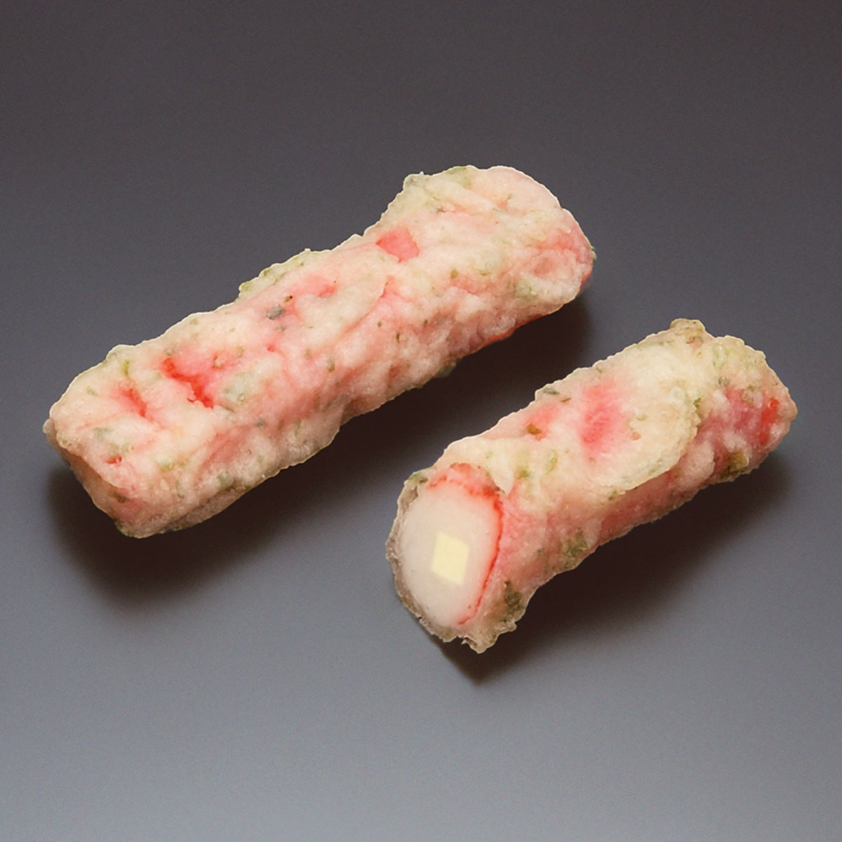 商品説明 項目 内容 (daiei foods) imitation crab stik cheese tempura(isobeage) 名称 冷凍食品・チーズ入カニ風味蒲鉾天ぷら（磯部揚） 原材料名 魚肉（イトヨリ、エソ）、小麦粉、でん粉、脱脂粉乳、プロセスチーズ、砂糖、大豆油、大豆たん白、卵白、バター、食塩、みりん、チキンエキス、カニエキス、青海苔、揚げ油（大豆油）／増粘剤（加工でん粉）、ソルビット、炭酸Ca、調味料（アミノ酸等）、塩化Ca、着色料（紅麹、ラック、アナトー）、香料、膨張剤、乳化剤（一部に小麦・卵・乳成分・エビ・カニ・大豆・鶏肉を含む） 内容量 1kg 賞味期限 （※商品に記載） 保存方法 要冷凍（−18℃以下） 凍結前加熱の有無 加熱してありません 加熱調理の必要性 加熱してお召し上がり下さい 原産国名 タイ国 輸入者 大栄フーズ株式会社 神奈川県相模原市南区相武台2-5-30 170℃前後の油で3分から4分程度加熱してお召し上がり下さい。 生ものですので、解凍後はお早目にお召し上がり下さい。 主原料：魚肉100％ カニ肉は使用しておりません。 栄養成分表示100g当たり エネルギー：169kcal たんぱく質：6.0g 脂質：7.4g 炭水化物：19.7g 食塩相当量：1.2g 補足説明 商品寸法の目安 1本あたり 約φ20mm×長80mm 約50個入 賞味期限の目安 未開封：18ヶ月 配送方法 冷凍便でのお届けとなりますカニカマをチーズ入りの磯部揚げに カニカマ磯部揚げ（チーズ入り） かにかまいそべあげ（ちーずいり） カニカマが透けて見栄えのする一品 カニカマにチーズを詰めて、 磯部揚げの衣をつけて 軽く揚げてあります。 磯部揚げの海老の風味の中には チーズがとろーり。 衣の中にカニカマが透けて見え、 見栄えのする一品です。
