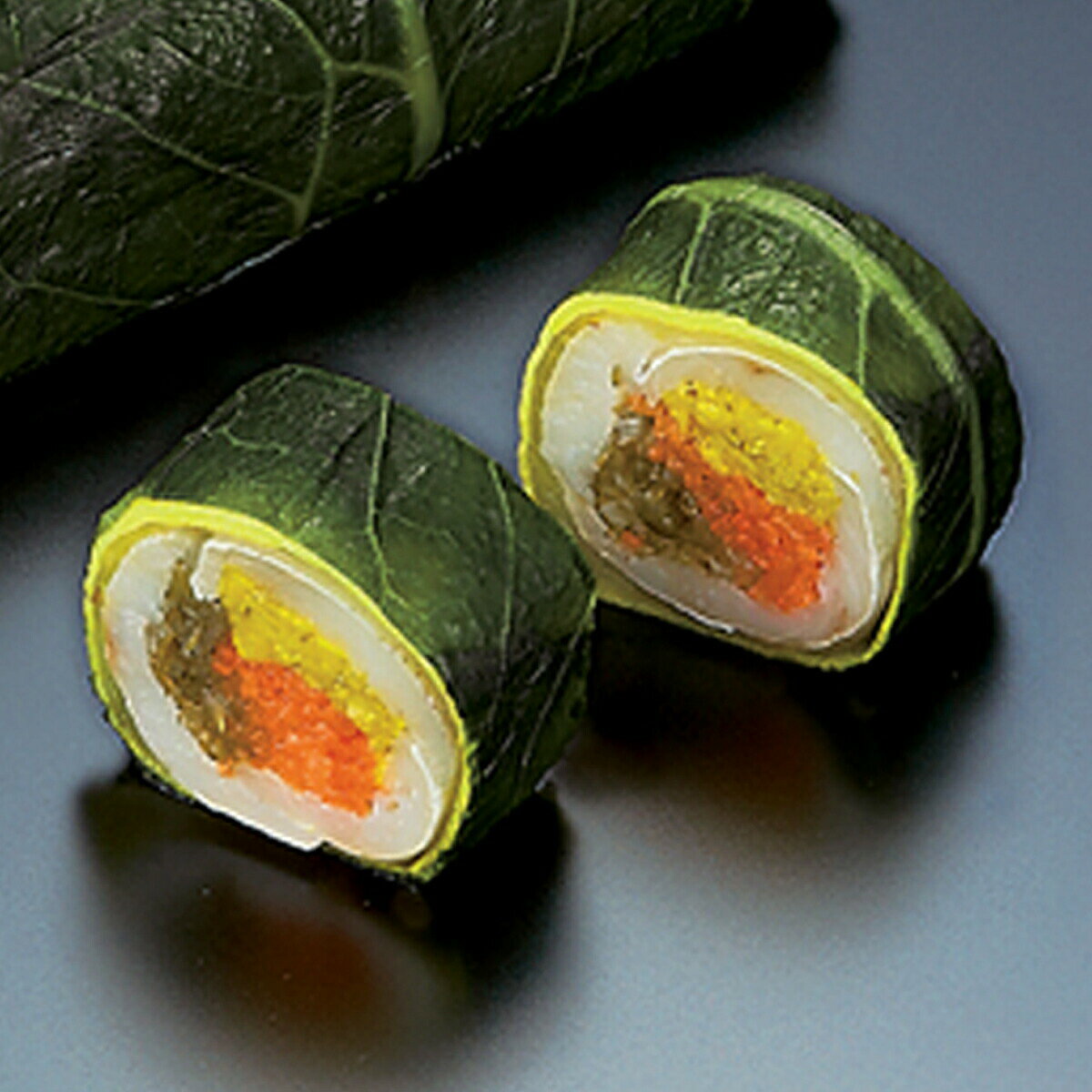 商品説明 (冷凍食品) 鯛広島菜巻（業務用） 項目 内容 名称 そうざい 原材料名 鯛（国産）、大根、人参、菊花、わかめ、薄焼きたまご（鶏卵、植物油脂、食塩、砂糖、でん粉、食用卵殻粉）、広島菜、異性化液糖、食塩、しょうゆ／加工でん粉、グリセリン、酸味料、調味料（アミノ酸）、着色料（カロチノイド、V．B2）、甘味料（ステビア）、香料、（一部に卵・小麦・大豆を含む） 内容量 4本 賞味期限 （※商品に記載） 保存方法 −18℃以下で保存 加熱調理の必要性 そのままお召し上がりください 製造者 株式会社 サンキ商会 岡山市北区奥田一丁目4－11 製造所：岡山市北区西大寺633－4 販売元：株式会社三久食品 大阪市住之江区南港北2-1-10 ATCビルITM棟12F 栄養成分表示（100g当たり、推定値） 熱量　106kcal たんぱく質　7.6g 脂質　2.9g 炭水化物　12.4g 食塩相当量　1.5g 補足説明 商品寸法の目安 1本あたり 約φ32mm×長160mm 約135g 賞味期限の目安 未開封： 540日 配送方法 冷凍便でのお届けとなります鯛（たい）と広島菜を使った前菜です 鯛広島菜巻 たいひろしまなまき 色味豊かな具材を使いました 鯛と広島菜を使った前菜です。 鯛（たい）・菊・人参・錦糸卵など 色彩豊かな具材を使用しています。 深みのある緑が鮮やかな広島菜を 外巻に使いました。 広島菜の歯ごたえと風味は 甘酢味の具材とよく合います。 【のどぐろ】のどぐろ蓮根砧巻（6本） のどぐろと酢漬けの生姜・蓮根を 使った前菜です 【鯛】鯛広島菜巻（4本） 外巻きに緑が鮮やかな広島菜を 使用した鯛（たい）の前菜です