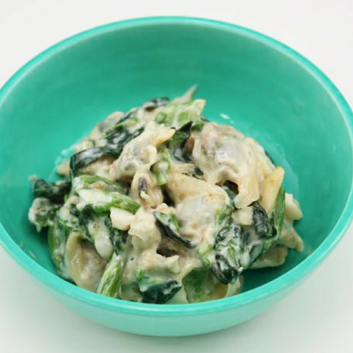 商品説明 項目 内容 （冷凍食品）あさり焙煎胡麻サラダ　（業務用） 名称 そうざい 原材料名 あさり（中国）、菜の花、半固体状ドレッシング（植物用油脂、砂糖類（砂糖、水あめ）、醸造酢、ごま（すりごま、ねりごま）、卵、しょうゆ、加工油脂、食塩）、米発酵調味料、しょうゆ、食塩／ソルビット、トレハロース、調味料（有機酸等）、酒精、増粘剤（加工でん粉、増粘多糖類）、香料、酸味料、甘味料（ステビア）、香料抽出物、（一部に卵・小麦・ごま・大豆を含む） 内容量 1kg 賞味期限 （※商品に記載） 保存方法 −18℃以下で保存 加熱調理の必要性 そのままお召し上がりください 製造者 株式会社サンキ商会 岡山県奥田1丁目4－11 製造所 岡山県奥田1丁目3－5 販売元 株式会社三久食品 大阪市住之江区南港北2-1-10 ATCビルITM棟12F 栄養成分表示(100g当たり、推定値) 熱量　159kcal たんぱく質　7.6g 脂　質　7.9g 炭水化物　14.6g 食塩相当量　4.3g 補足説明 商品寸法の目安 1パックの大きさ 縦125×横165×高80mm 賞味期限の目安 365日 解凍後そのままお召し上がりください。 冷解凍の繰り返しはお止めください。 配送方法 冷凍便でのお届けとなりますあさりと菜の花の和え物 あさり焙煎胡麻サラダ サラダ風の和え物に うまみたっぷりのあさりと、 濃い緑も鮮やかな菜の花を 胡麻マヨネーズで絡めた 和え物の一品です。 解凍後、そのまま お召し上がりいただけます。
