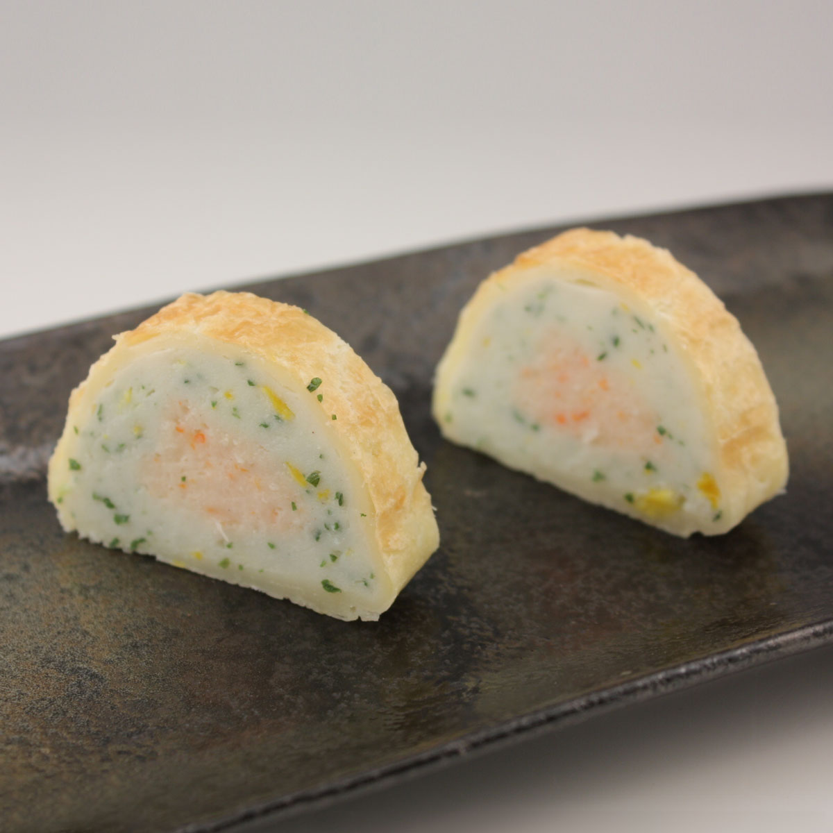 商品説明 項目 内容 カニとクリームソースのパイ包み 名称 そうざい 原材料名 パイ生地（国内製造）、魚肉、乳等を主要原料とする食品、味付けゆでがに、大豆油、ホワイトソースの素、液卵白、洋酒、パン粉、水飴、黄ピーマン、砂糖、液全卵、小麦粉、食塩、かにエキスパウダー、香辛料／加工デンプン、グリシン、pH調整剤、調味料（アミノ酸等）、香料、増粘剤（グァー）、着色料（カロチノイド）、（一部にかに・小麦・卵・乳成分・大豆・鶏肉を含む） 内容量 1本 賞味期限 （※商品に記載） 保存方法 要冷凍（−18℃以下） 製造者 株式会社　大市珍味　富田林工場 大阪府富田林市中野町束2-3-14 原材料配合割合（仕込み時）：カニ5%、ホワイトソース12% 栄養成分表示(100gあたり) ＜この表示値は目安です＞ エネルギー・・・259kcal　たんぱく質・・・7.2g 脂　　　質・・・18.6g　　炭水化物・・・14.1g 食塩相当量・・・1.4g ご注意 ・保管・流通の際は保存方法に従ってお取り扱 い下さいますようにお願い致します。 また、開封後は、お早目に調理の上ご賞味下 さい。 ・本製品工場では、えび・かに・小麦・卵・乳成分 を含む製品を生産しています。 補足説明 商品寸法の目安 約170×50×38mm 約240g 賞味期限の目安 450日 使用方法 半解凍の状態でお好みのサイズに切り分けてください。 配送方法 冷凍便でのお届けとなりますクリームソース生地のオードブル カニとクリームソースのパイ包み かにとくりーむそーすのぱいつつみ カニ肉とパセリが彩りよい一品 かに肉、イエローパプリカ、 乾燥パセリを入れたクリームソース生地を、 パイ皮で包んで表面を焼き上げて仕上げました。 クリームソースのまったりとした味わいの中に、 かに肉がよく映える一品です。