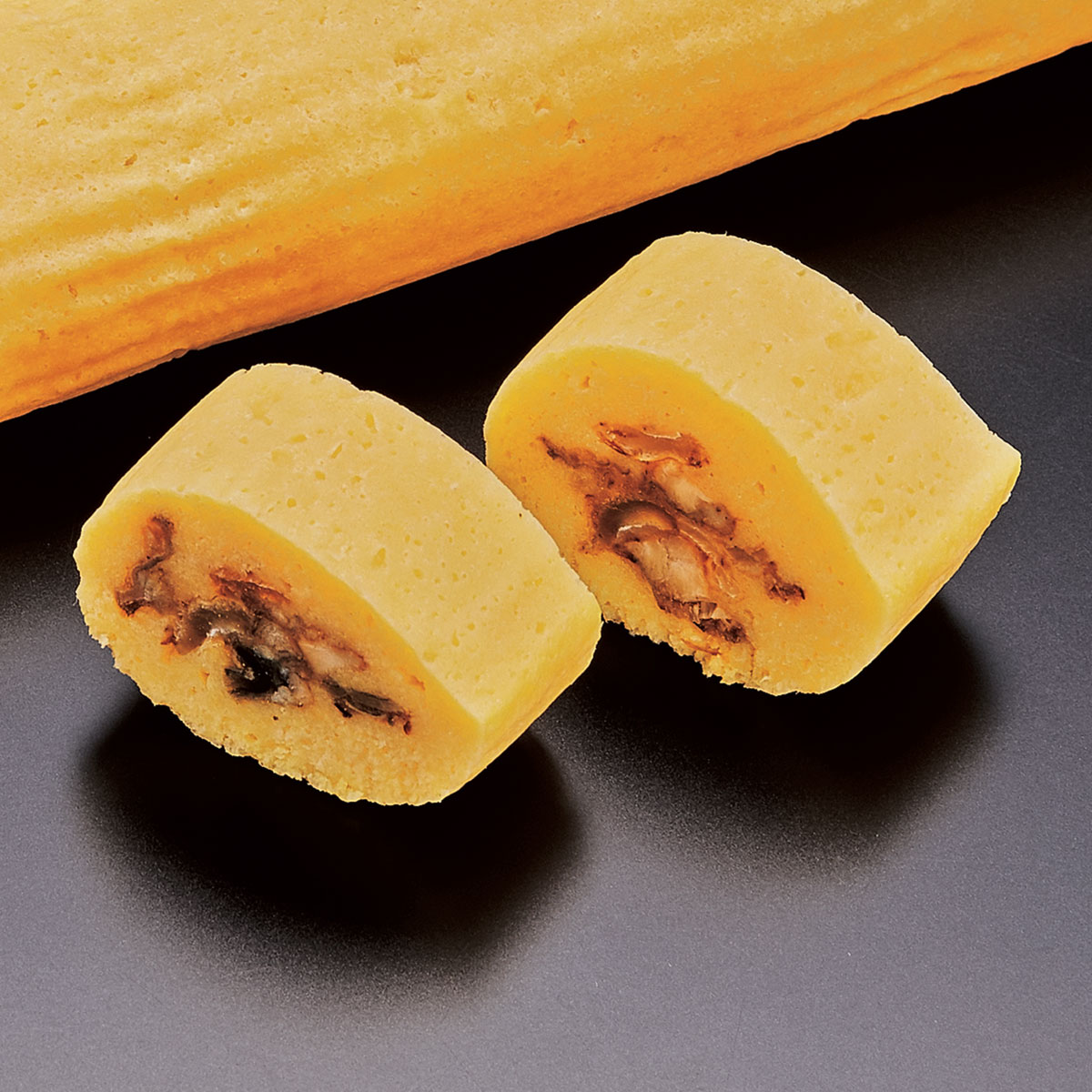 商品説明 項目 内容 商品名 鰻玉子巻（業務用） 名称 惣菜 原材料名 殺菌凍結卵（全卵（鶏卵））（国内製造）、うなぎ蒲焼（うなぎ、しょう油、砂 糖混合異性化液糖、発酵調味料、水あめ、砂糖、うなぎエキス）、魚肉す り身（たら、砂糖）、砂糖、食用なたね油、澱粉、鰹節エキス、油脂加工品、 殺菌加工凍結卵、醤油、食塩、小麦粉/加工デンプン、トレハロース、カイワレダイコ ン抽出液、調味料（アミノ酸等）、ソルビトール、酒精、増粘剤（加工デンプン、増 粘多糖類）、着色料（カラメル、アナトー）、フィチン酸、（一部に小麦・卵・大豆・ゼラ チンを含む） 内容量 1本 賞味期限 （※商品に記載） 保存方法 −18℃以下で保存 製造者 株式会社　白鳥フーズ 岐阜県郡上市高鷲町ひるがの4670-723 販売元　株式会社 三久食品 大阪市住之江区南港北2-1-10 ATCビル ITM棟12F 栄養成分表示（100g当たり） 熱量 203kcal たんぱく質14.41g 脂質13.3g 炭水化物5.3g 食塩相当量1.0g （推定値） 当工場内で乳成分を使用した商品も 製造しています 補足説明 商品寸法の目安 1本あたり 約240×40×35（mm） 約280g 賞味期限の目安 540日 使用方法 解凍後、適当な大きさにカットしお使い下さい。 配送方法 冷凍便でのお届けとなりますふんわり食感のう巻き玉子 鰻玉子巻 うなぎたまごまき 鰻の蒲焼きを芯に 通常のう巻き玉子に比べ、 冷解凍に適した生地で製造しました。 自然解凍後でもふんわりとした食感です。