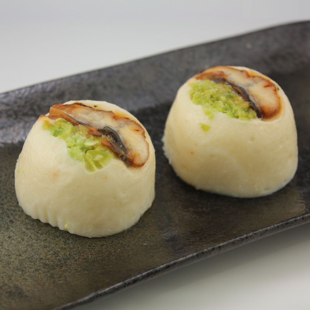 商品説明 項目 内容 （冷凍食品）（業務用） 商品名 鰻白子蒸し 名称 そうざい 原材料名 魚肉すり身（スケソウタラ）（アメリカ製造）、食用大豆油、うなぎ蒲焼（うなぎ、しょう油、砂糖混合異性化液糖、発行調味料、水あめ、砂糖、うなぎエキス）、ふぐ白子、全卵、枝豆、えび、でん粉、合成清酒、砂糖、食塩、しょう油／ソルビトール、調味料（アミノ酸等） 、グリシン、酢酸Na、酸味料、酒精、増粘剤（加工でん粉、増粘多糖類）、着色料（アナトー、カラメル）、（一部に小麦・卵・えび・大豆を含む） 内容量 14個 賞味期限 （※商品に記載） 保存方法 −18℃以下で保存して下さい 使用方法 冷凍のまま蒸し器にて15分程 度加熱して下さい 凍結前加熱の有無 加熱してあります 加熱調理の必要性 食前に加熱して下さい 製造者 有限会社　ケイ・エス　庄内 山形県酒田市字西田8−12 栄養成分表示（100gあたり）、熱量194kcal、たんぱ く質8．2g、脂質15．2g、炭水化物5．1g、食塩相当量 1．4g（推定値） 補足説明 商品寸法の目安 1個あたり 55mm×55mm×35mm 約55g 賞味期限の目安 540日 配送方法 冷凍便でのお届けとなります鰻の蒲焼と枝豆を使った蒸し物 鰻白子蒸し うなぎしらこむし ふっくらとした、ふぐの白子入りの生地 ふっくらとして、舌さわりのよい ふぐの白子入りの生地を使い、 香ばしい鰻の蒲焼きと、 枝豆を飾って仕上げた蒸し物です。