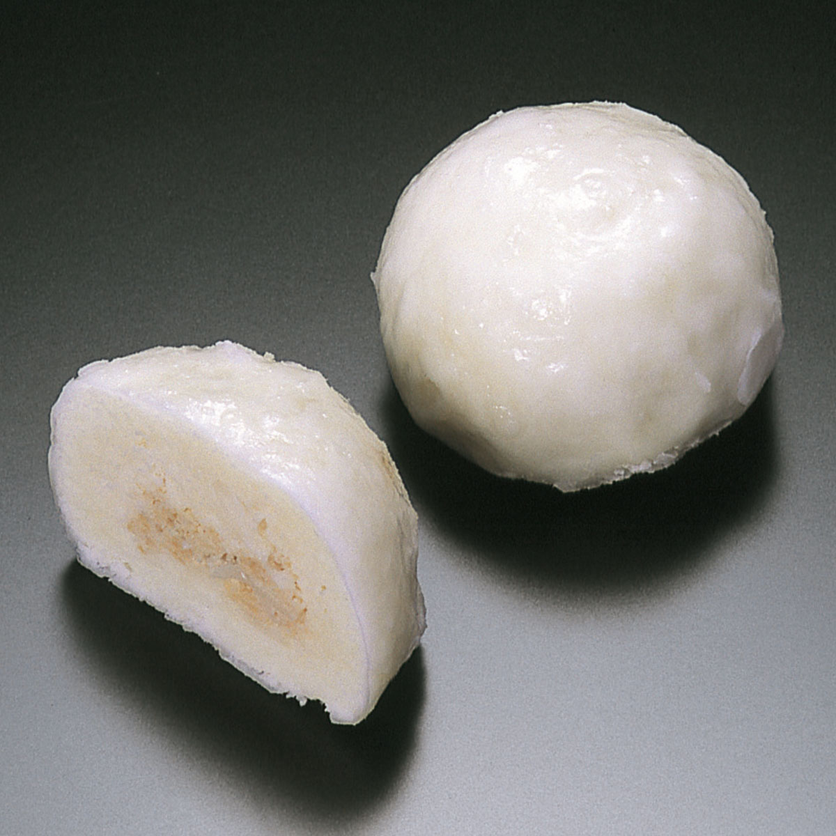 商品説明 項目 内容 （冷凍食品）（業務用） 商品名 百合根万頭 名称 そうざい 原材料名 魚肉すり身（スケソウタラ）（アメリカ製造）、食 用大豆油、乾燥ポテト、でん粉、鶏肉、全卵、合成 清酒、百合根、砂糖、しょう油、食塩／ソルビトー ル、調味料（アミノ酸等）、グリシン、酢酸Na、 酸味料、（一部に卵・小麦・大豆・鶏肉を含む） 内容量 14個 賞味期限 （※商品に記載） 保存方法 −18℃以下で保存して下さい 使用方法 冷凍のまま蒸し器にて15分程 度加熱して下さい 凍結前加熱の有無 加熱してあります 加熱調理の必要性 食前に加熱して下さい 製造者 有限会社　ケイ・エス　庄内 山形県酒田市字西田8−12 栄養成分表示（100gあたり）、熱量161kcal、たんぱ く質6．8g、脂質3．3g、炭水化物25．9g、食塩相当量 1．2g（推定値） 補足説明 商品寸法の目安 1個あたり 55mm×55mm×35mm 約50g 賞味期限の目安 540日 配送方法 冷凍便でのお届けとなります薄味で料理素材として 百合根万頭 ゆりねまんじゅう 百合根を使った蒸し物 鶏そぼろと百合根を、 タラのすり身の生地で包み込んだ蒸し物です。 味付けは薄味にしています。 料理の素材として色々な食材と合わせてお使い下さい。