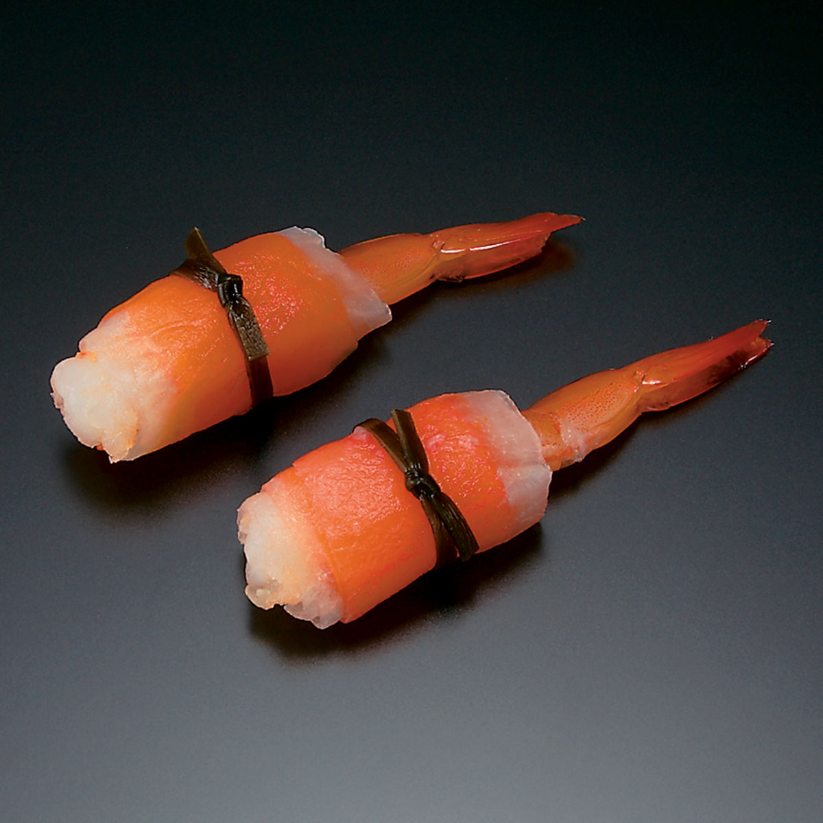 商品説明 項目 内容 冷凍食品 品名 海老相生巻 名称 そうざい 原材料名 えび加工品（だいこん、えび、にんじん、こんぶ）（ベトナム製造）、醸造酢、砂糖、発酵調味料、日向夏果汁 内容量 160g (20尾入) 賞味期限 （※商品に記載） 保存方法 −18℃以下で保存してください。 加熱調理の必要性 そのままお召し上がりください。 製造者 サンヨー食品株式会社 宮崎県宮崎市大字郡司分甲177-3 販売元　株式会社三久食品 大阪市住之江区南港北2-1-10 ATCビルITM棟12F 栄養成分表示(100gあたり) ※推定値 熱　量： 63kcal、たんぱく質： 7.0g 脂質：0.2g、炭水化物：7.1g、食塩相当量：0.1g 補足説明 商品寸法の目安 1個あたり 約長70mm 約8-12g 賞味期限の目安 730日 利用方法 半解凍後お好みのサイズに切り出してお召し上がりください。 注意事項等 再凍結は品質を損なう恐れがあるのでおやめください。 配送方法 冷凍便でのお届けとなります紅白の色合いが華やかです 海老相生巻 えびあいおいまき 日向夏果汁で食べやすい味付け 海老を大根と人参で巻いて、 昆布で結んだ非常に手の込んだ製品です。 甘酢で味付けし、日向夏果汁を加え 食べやすい味付けに仕上げました。 紅白の色合いが華やかで 婚礼やおせちにお勧めの一品です。