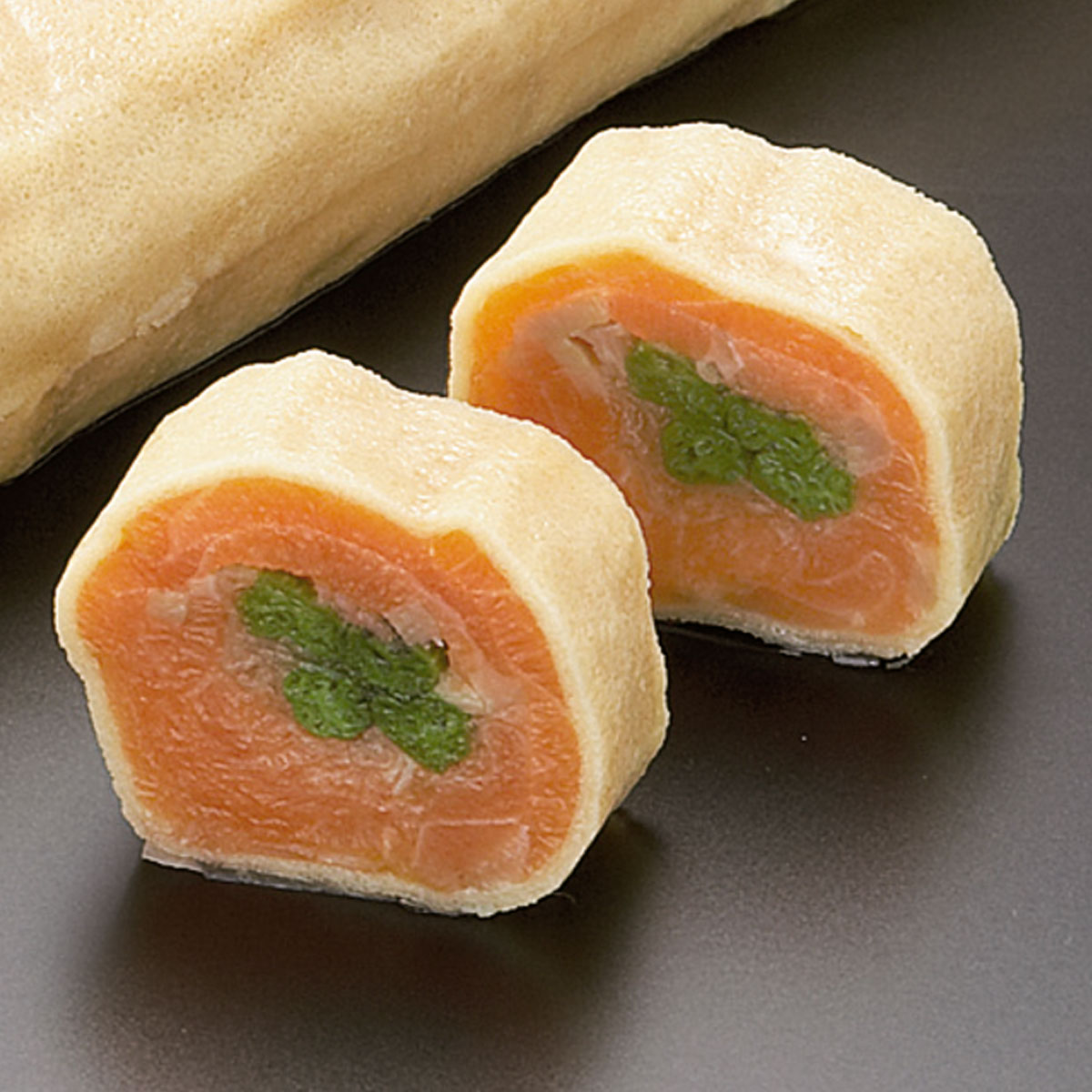 商品説明 項目 内容 冷凍食品 品名 紅トロオニオン巻 名称 そうざい 原材料名 味付スモークサーモントラウト（サーモントラウト、 食塩）（国内製造）、水煮わらび、薄焼き卵（鶏 卵、砂糖、その他）（小麦・大豆を含む）、たまね ぎ、醸造酢、砂糖、ゼラチン、しょうゆ、発酵調味 料、食塩、練り梅　／　増粘剤（加工でん粉、増 粘多糖類）、ソルビートル、pH調整剤、グリシ ン、黄4号、青1号、銅葉緑素、果実色素）、調味 料（アミノ酸）、調味料、香料、酒精 内容量 172グラム（1本入） 賞味期限 （※商品に記載） 保存方法 −18℃以下で保存してください。 加熱調理の必要性 そのままお召し上がりください。 製造者 サンヨー食品株式会社 宮崎県宮崎市大字郡司分甲177-3 販売元　株式会社三久食品 　　　　大阪市住之江区南港北2-1-10 　　　　ATCビルITM棟12F 栄養成分表示(100gあたり) ※推定値 熱　量： 155kcal、たんぱく質： 13.0g 脂質：9.0g、炭水化物：3.9g、食塩相当量：1.7g 補足説明 商品寸法の目安 1本あたり 190×30×30（mm） 約176g 3本セットになります。 賞味期限の目安 730日 配送方法 冷凍便でのお届けとなりますスモークサーモンを薄焼卵で巻きました 紅トロオニオン巻 べにとろおにおんまき 甘酢でさっぱりとした味に 調味液で味付けしたわらびと、 たまねぎをスモークサーモンで巻き上げて、 薄焼卵のシートで包み込みました。 甘酢でさっぱりとした味に仕上げています。 白身若草巻（3本）《冷凍》 白身魚を使った甘酢味の前菜 中華くらげ錦糸巻（3本）《冷凍》 うなぎ・くらげなどを薄焼卵で巻きました 紅トロオニオン巻（3本）《冷凍》 スモークサーモンを薄焼卵で巻きました