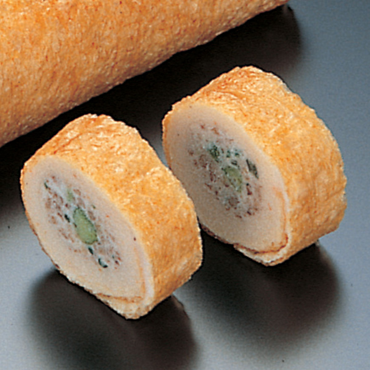 商品説明 ごぼう信田 項目 内容 名称 魚肉練り製品 原材料名 牛蒡（中国産）、魚肉すり身（イトヨリダイ、砂糖）、油揚げ、卵白、大豆油、大豆たんぱく、わらび、グリンピース、人参、砂糖、食塩／加工澱粉、調味料（アミノ酸等）、豆腐用凝固剤、pH調整剤、乳酸Ca、酸化防止剤（ビタミンC）、着色料（銅クロロフィル）、（一部に小麦・卵・大豆を含む） 賞味期限 （※商品に記載） 内容量 5本 保存方法 要冷凍−18℃以下 製造者 株式会社ももしま 広島県福山市水呑町大谷3394-4 販売元 株式会社　三久食品 大阪市住之江区南港北 2-1-10 ATCビルITM棟12F 栄養成分表示100g当たり 熱量　112kcal たんぱく質　6.7kcal 脂質　4.4g 炭水化物　11.9g 食塩相当量　0.8g この表示値は目安です。 補足説明 商品寸法の目安 1本あたり 約φ35mm×長145mm 約170g 賞味期限の目安 540日 配送方法 冷凍便でのお届けとなります煮物・炊き合わせなどに ごぼう信田 ごぼうしのだ 折詰・弁当に 魚のすり身に、ごぼう・わらび・ グリンピース・人参を混ぜ込んで、 油揚げで巻いた信田巻です。 煮物・炊き合わせなどに、 お使い頂けます。 だし汁等で煮含めてカットし、 切り口の具材が見えるようにして、 折詰・弁当に見映えのする盛り付けができます。 【ごぼう】ごぼう信田（5本） 煮物・炊き合わせなどに 折詰・弁当等に 【広島菜】広島菜信田（5本） 煮物・炊き合わせなどに 折詰・弁当等に 【味付・カット済】味付鶏ごぼう信田（3本） 扱い易い味付けカット済です 折詰・弁当等に