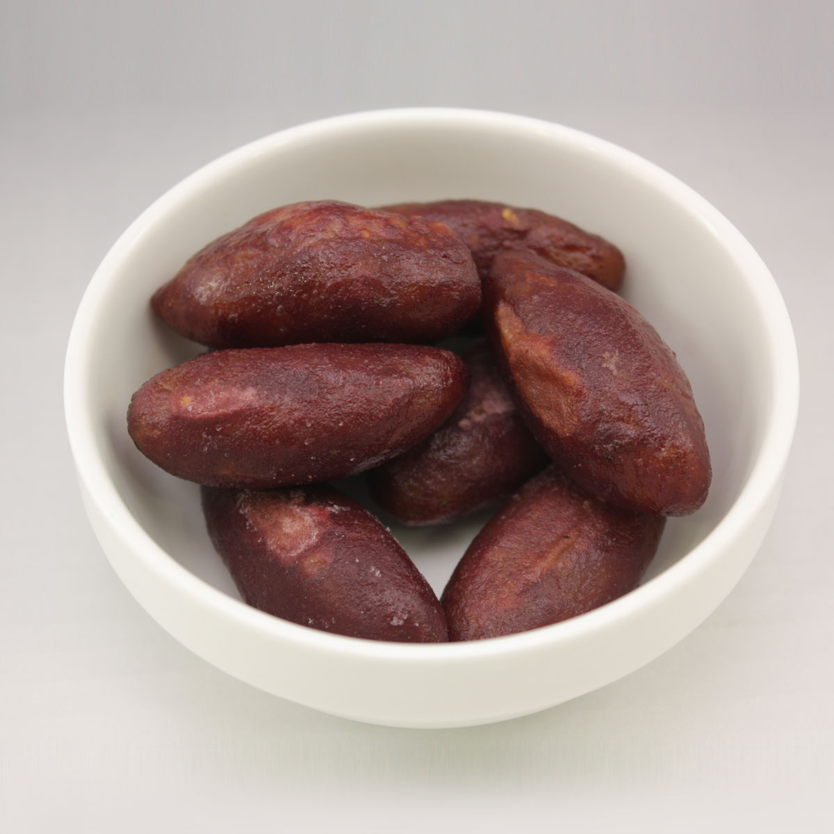 商品説明 (冷凍食品） 項目 内容 名称 プチ焼き芋 原材料名 さつまいも、砂糖／着色料（クチナシ） 内容量 500g 賞味期限 （※商品に記載） 保存方法 −18度以下で保存してください 凍結前加熱の有無 加熱してあります 加熱調理の必要性 加熱してお召し上がりください 原産国名 中華人民共和国 輸入者 黄山株式会社 大阪市西区新町1丁目8番1号 【販売元】中央食品株式会社 大阪市此花区桜島3丁目2番17号 ■保存方法 ●−18℃の冷凍庫で保存してください。 ●一度とけた冷凍食品をふたたび凍らせると 味・品質・鮮度などが落ちますのでご注意ください。 ■注意事項 調理の際はヤケドにご注意ください。 栄養成分表示（100g当たり） エネルギー　185kcal たんぱく質　1.7g 脂　質　0.5g 炭水化物　43.8g 食塩相当量　0.05g ＊サンプル品分析による推定値 補足説明 内容量の目安 1個あたり 約φ18-22mm×長43-50mm 約10g ラグビーボール型 賞味期限の目安 24ヵ月 配送方法 冷凍便でのお届けとなります食べやすいサイズのミニ焼芋 プチ焼き芋 ぷちやきいも 焼き芋の風味が楽しめます 甘味の強いさつまいもを 食べやすいサイズのミニ芋に 手作りで成型しました。 表面を皮に見立てた紫芋で仕上げています。 加熱調理で焼き芋の風味が楽しめます。 ※加熱してお召し上がり下さい。 【調理方法】 ☆電子レンジの場合 10粒程度のプチ焼き芋を凍ったまま約2分間あたためてください。 ☆油で揚げる場合 フライヤー等で揚げる場合180℃で約1分間揚げてください。 中身がはじける場合がございますのでご注意ください。