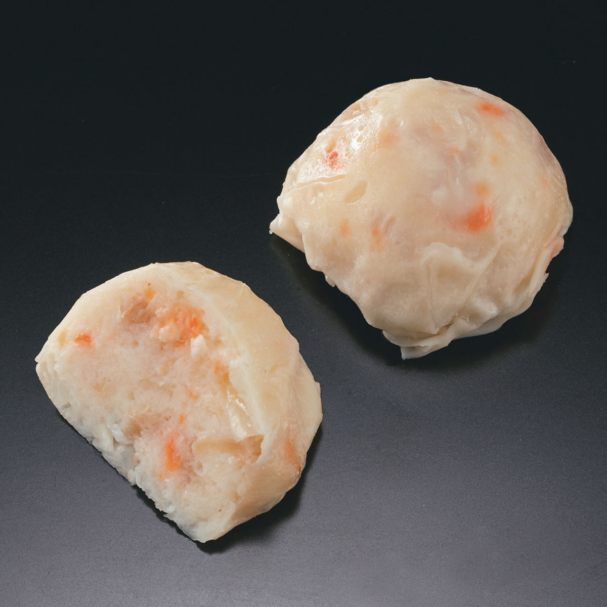 商品説明 項目 内容 （冷凍食品）（業務用） 商品名 蟹ときのこの包み蒸し 名称 そうざい 原材料名 魚肉すり身（スケソウタラ）（アメリカ製造）、牛乳、シュウマイ皮、紅ズワイガニ、玉ねぎ、食用大豆油、あわび茸水煮、ホワイトソース粉末、乾燥ポテト、全卵、バター、でん粉、合成清酒、砂糖、食塩、しょう油／ソルビトール、調味料（アミノ酸等）、グリシン、酢酸Na、酸味料、メタリン酸Na、pH調整剤、酸化防止剤（ビタミンC）、漂白剤（次亜硫酸Na）、（一部に乳成分・小麦・カニ・卵・大豆・豚肉を含む） 内容量 12個 賞味期限 （※商品に記載） 保存方法 −18℃以下で保存して下さい 使用方法 冷凍のまま蒸し器にて10分程 度加熱して下さい 凍結前加熱の有無 加熱してあります 加熱調理の必要性 食前に加熱して下さい 製造者 有限会社　ケイ・エス　庄内 山形県酒田市字西田8−12 栄養成分表示（100gあたり）、熱量168kcal、たんぱ く質5．5g、脂質9．4g、炭水化物14．4g、食塩相当量 1．1g（推定値） 補足説明 商品寸法の目安 1個あたり 約φ45mm×高30mm 約35g 賞味期限の目安 540日 配送方法 冷凍便でのお届けとなりますカニクリーム生地の蒸し物です 蟹ときのこの包み蒸し かにときのこのつつみむし 食感にあわび茸を混ぜ込みました カニクリーム生地に、食感としてあわび茸を混ぜ込み、 焼売の皮で包みました。 冷凍のまま蒸し器にて10分程度加熱して下さい。 季節を問わずお使い頂けます。 蒸し物の一品としてはもちろん、 揚げ物としてもお使い頂けます。