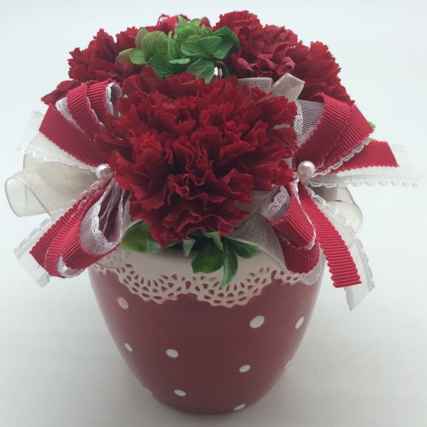 真っ赤な可愛い花器はまさしく「いちごちゃん」。カーネーション・あじさい、りぼん・ピック・花器（陶器）。本体寸法：168×168×210/mmを白箱に入れてお届けします。 花の色・種類等、多少変更する場合がございます。メーカーから直送の為、他の商品と同梱は一切できません。ご注文からお届けまで最大1週間程度必要な場合がございますので、ご希望日にお届けできない場合がございます。商品代引きでのお支払いはできません。【品番:oab00798】お部屋の飾りに真っ赤な可愛い花器はまさしく「いちごちゃん」。カーネーション・あじさい、りぼん・ピック・花器（陶器）。商品番号oab00798内容量168×168×210/mm配送方法普通便でのお届けとなります。