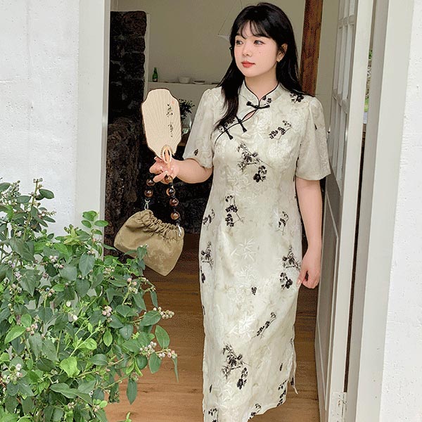 大きいサイズ ワンピース 夏 ジャガードサテン生地 水墨画風フラワープリント チャイナカラー 斜め前たて チャイナボタン 半袖 ハイウエストダーツ 両サイドスリット入り 背面ジッパー レギュラー丈バージョン ライトベージュ LL 3L 4L 5L 6L【予約】