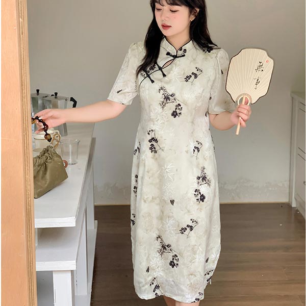 大きいサイズ ワンピース 夏 ジャガードサテン生地 水墨画風フラワープリント チャイナカラー 斜め前たて チャイナボタン 半袖 ハイウエストダーツ 両サイドスリット入り 背面ジッパー レギュラー丈バージョン ライトベージュ LL 3L 4L 5L 6L【予約】