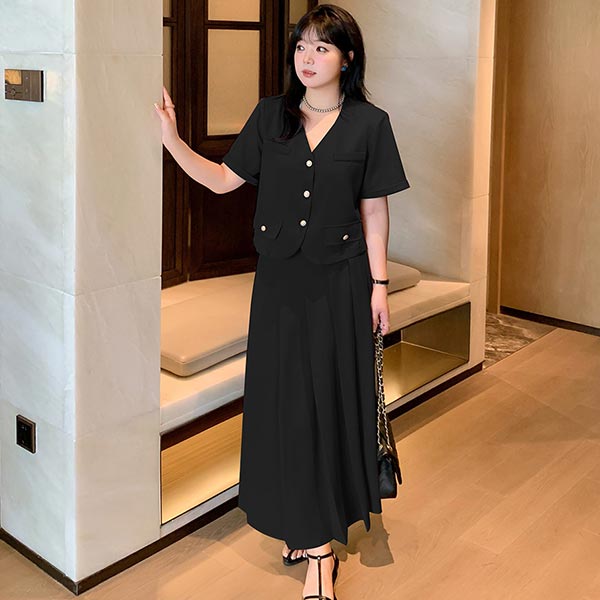 大きいサイズ レディース セットアップ Vネック 肩パッド付き シングルブレスト 半袖 飾りフラップ ショート丈ジャケット Aラインプリーツスカート ウエストバックゴム サイドファスナー ミモレ丈 レギュラー丈 ブラック ピンク ブルー LL 3L 4L 5L 6L【予約】