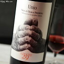 印象的なラベルで目をひくこのワイン。ワイン名のUnio(ユニオ)はラテン語で、英語ではunion(ユニオン)、合わさる、結合の意味です。ネーロ・ディ・トロイアとプリミティーヴォの二つの土着品種をブレンドしていることからこの名前をつけました。二つが結合するというイメージから、手と手を合わせたラベルにしたとのこと。地ぶどうとは言え、プリミティーヴォはお馴染みの品種。カリフォルニアのジンファンデルとしても有名ですね。もうひとつの品種、ネーロ・ディ・トロイア(＝ウーヴァ・ディ・トロイア)は北部プーリアに最も古くからある土着品種です。非常にデリケートで栽培するのが難しい品種であるため、一時は生産を止めてしまう生産者も多かったそうです。そんな中、ポデーレ29はネーロ・ディ・トロイアを造り続け、今ではこの品種のスペシャリストとして評価されています。発酵、熟成は品種ごとに別々に行います。温度コントロールされたステンレスタンクで発酵させた後、熟成はバリック(一部、新樽)で4ヶ月。ブレンドすることで、双方の品種の特徴、良さがより際立ち、それでいてうまく融合しています。印象的なのはラベルだけではなく、味わいもまたユニークでとても美味しいんです!当店ではしっかりした果実味の赤を好まれるお客様が多いので、このユニオもきっと気に入っていただけると思います。黒みがかった赤紫。ブルーベリージャム、ココア、カフェオレ、キャラメルのような甘く濃い香り。香りどおりの味わいで、目の詰まった完熟果実味に加えコーヒー系の香ばしい風味と独特のミルキーさが個性的。酸は穏やか、豊富なタンニンもまろやかに溶け込んでいます。凝縮感・ボリューム感があり、暖かさを感じるようなおおらかなワイン。やや冷ための温度で甘みを引き締めて楽しむも良し。適温(16度程度)で濃厚果実味のぽってり感を楽しむも良し。赤身の肉料理全般に是非合わせてみて下さい。また、フルボディながら飲み易いのでピザなどの軽食にも。ワイン単体でも楽しめる味わいですよ!=====【輸入元資料より】2007年に設立のまだ新しいワイナリーで、プーリア北部のフォッジャ県チェリニョーラのボルゴ・トレッサンティで、パオロ・マッラーノと息子のジュゼッペによって営まれています。2011年から、大学卒業後からワイン造りに携わっていたパオロの弟のミケーレが参加、畑に常駐しています。現在のオーナーはジュゼッペで、父パオロはマルゲリータ・ディ・サヴォイアの市長もしています。祖父の代まではオリーヴの生産を、父の代は野菜を作っていました。所有する畑は23haで、葡萄以外にオリーヴ、小麦粉やジャム作りのための果実を作っています。Podere29の名前の由来は、第1次世界大戦後、退役軍人に土地の貸与が行われた際、ここが29区画目のPodere(農場)だったためです。ラベルの木は桑で、Gelsoも桑の木という意味です。現当主の祖父が、別の場所にあった今にも枯れそうな桑の木を現在カンティーナのある場所に移したら元気になったので、再出発という意味も込めカンティーナのシンボルとしました。 プーリアの土着品種にこだわり、古代品種のフィアーノ・ミヌートロ、ネーロ・ディ・トロイア(ウーヴァ・ディ・トロイア)を栽培しています。「プーリアは大量生産で質の低いものが多い。自分達は、デリケートで難しい葡萄品種を使い、他の人のやっていないワインを造りたい。」と語ります。ジュゼッペはまだ若い生産者ですが、畑も拡大、ワイナリーも建設中、ぶどうも樹齢がまして良い状態を迎えています。かねてより無農薬農法(ビオディナミ)を採用しており、ICEAビオロジコ、ユーロリーフ認証を取得(2017年)。肥料は撒かず、病気になっても、銅や硫黄は使用しません。収穫の1ヶ月前に畑で選別を行い、収穫は全て手摘み。発酵は自然酵母によるもの。=====
