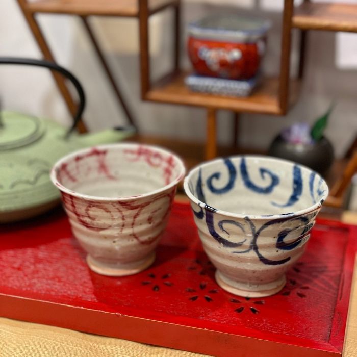 水面唐草湯呑 w314-03-04 青 赤 焼き物 信楽焼 お茶 茶器 湯のみ 贈り物 ギフト 父の日 母の日 贈り物 ギフト 父の日 母の日 しがらき 手作り ギフト 食器 陶器