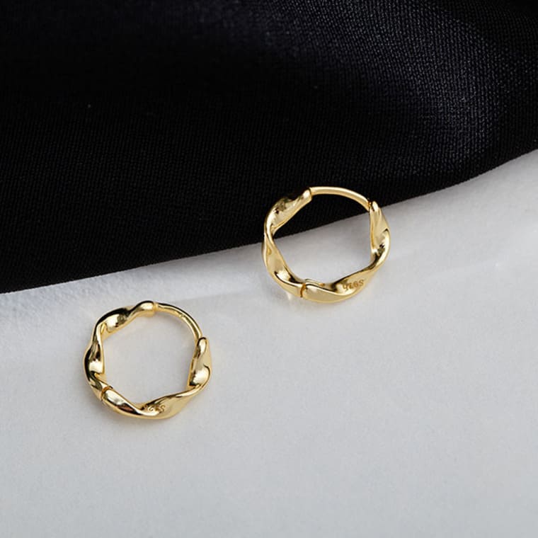 Rakuten - 【福袋対象】ピアス シルバー925ポスト 真鍮 フープピアス キャッチレス ワンタッチ 引っかからない 小ぶりピアス 大人かわいい 仕事 スーツ デイリー 上品 きれいめ 韓国アクセサリー プレゼント ギフト