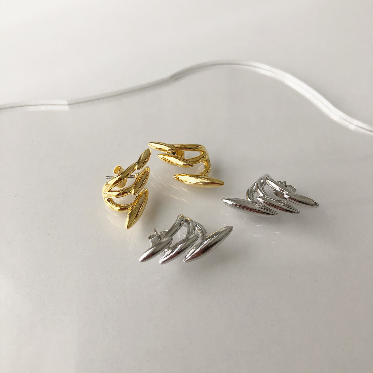 【12/4 20:00~全品50%OFFクーポンあり】ピアス 両耳用 小ぶり 個性的 3連 シンプル 真鍮 サージカルステンレス レイヤード カジュアル レディ...