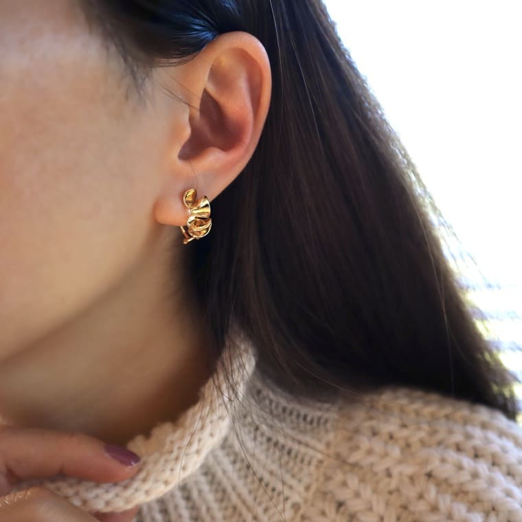 【全品対象50%OFFクーポン有】ピアス 両耳用 フリルデザイン キャッチレス フリルピアス シルバー925 デザインフープ ガーリー シンプル カジュアル レディース 大人かわいい デイリー 上品 きれいめ 韓国アクセサリー プレゼント ギフトのサムネイル