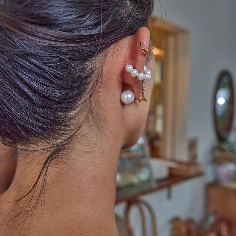 seasukii(シースキー)公式のイヤーカフ パールカフ 両耳用 2個セット プラスチックパール イヤカフ ノンホール イヤーカフス レディース アクセサリー 大人かわいい デイリー 上品 きれいめ 韓国アクセサリー プレゼント ギフト｜アングル2