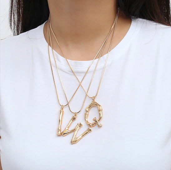 3,980円（税込）以上購入で送料無料 Gold ゴールド 大ぶり イニシャル アルファベットネックレス ペンダント インポートアクセサリー　アクセサリー　お洒落　おしゃれ　トレンド　人気のサムネイル