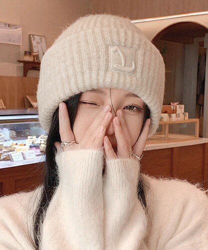 商品詳細サイズ・容量折り返し ロゴ付き ニットぼうし 暖かい 防寒帽子 カジュアル シンプル おしゃれ 可愛い 通学 人気 お出掛け 小物冬新作あったかぼうし 小顔ニットキャップ 韓国ファッション柔らかい肌触りに優しい被り心地のニット帽子程よい厚みなのでくるくるっと折りたためば、いつも持つバッグなどに簡単に収納可能シンプルなデザインだからどんなコーデにもあわせやすい素材：ポリエステル75%+アクリル25%カラー：ブラック/アイボリー/ベージュ頭囲：約52-60m(伸縮性あり)深さ：約25m裏地：なし伸縮性：あり生産国：中国※すべて平置きサイズです（採寸方法違いより、多少の誤差がございますので、ご了承ください）。※海外輸入品のため、商品の細部仕様は多少異なる場合がございます。予めご了承の上、ご注文お願い致します。JANコードメーカー品番82HARU-017