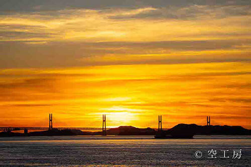 フォトカード 空 雲 星 月 飛行機 花 海 風景空の写真家 フォトグラファー 写真「橋に揺蕩う夕日（瀬戸大橋）」【空工房】【SIESTA】