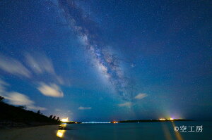 フォトカード 「天に架かる星の帯」天の川 宮古島 与那覇前浜(よなはまえはま)ビーチ 来間大橋(くりまおおはし)風景写真( 空 雲 海 星 月 飛行機 花 )【空工房】【SIESTA】