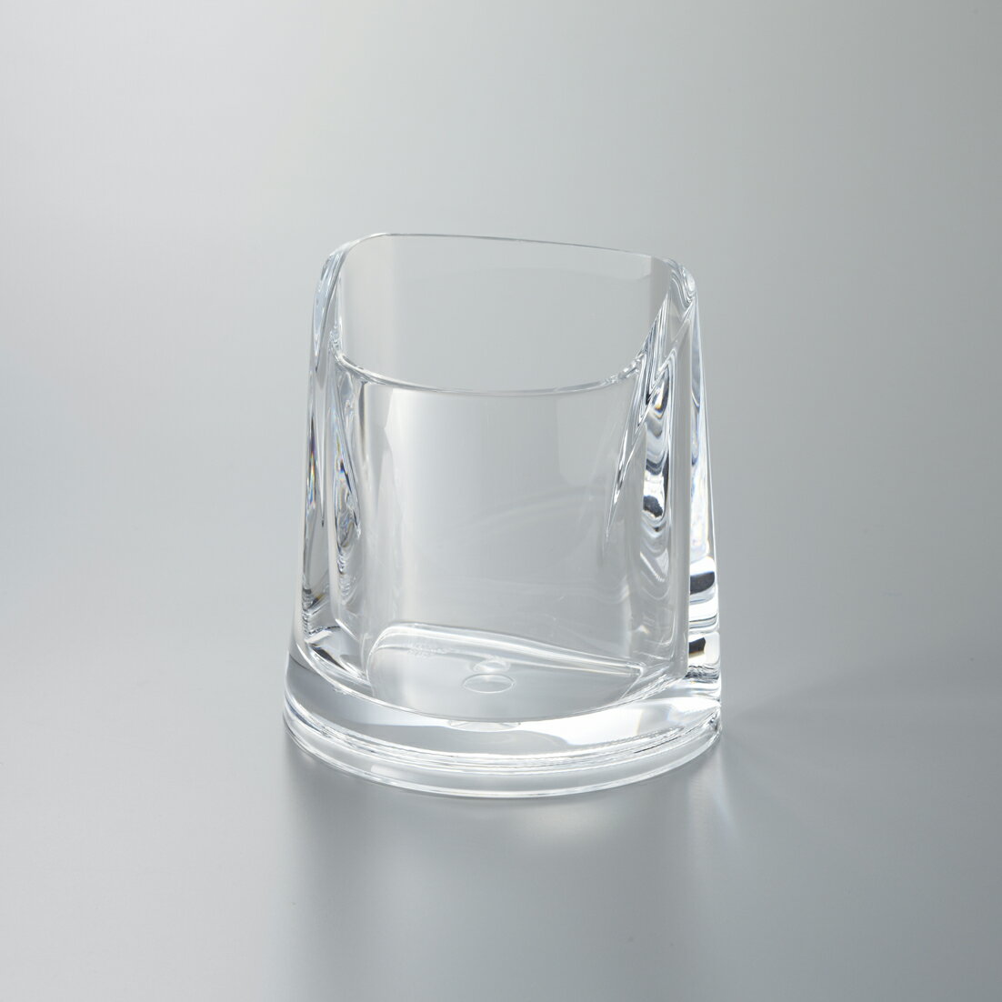 ● おすすめポイント 軽くてきれいな透明のアクリル仕様♪ Cafeや美容室の備品や小物立てにぴったり☆☆ もちろんご自宅用としてもお使いいただけます!! ● 製品仕様 【外寸】 【高さ】109mm 【横幅】102mm 【奥行】68mm 【内寸】 【深さ】95mm 【横幅】70mm 【奥行】45mm 【重量】約260g ● 素材 アクリル（透明） ● カテゴリ アクリル 小物立て 店舗用品 クリスタル調 ナプキン立て スタンド インテリア