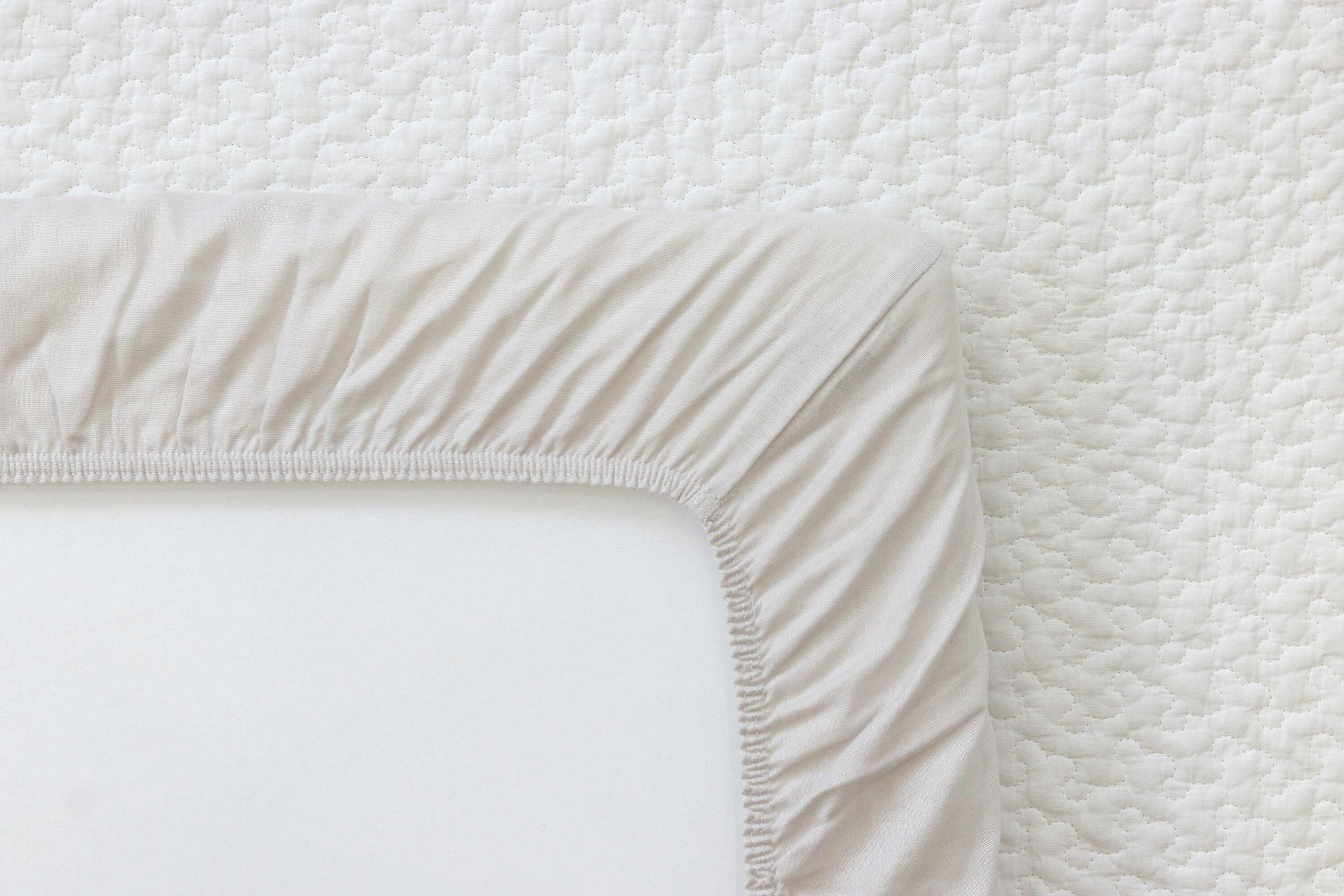 sandesica（サンデシカ）「フィッティングシーツ（スモークベージュ）」　日本製　レギュラーサイズ（70×120cm）ミニサイズ（60×90cm）　フィットシーツ ボックスシーツ 敷き布団 シーツ 綿100% 2重ガーゼ 出産準備 赤ちゃん ベビー ふとん 無地 シンプル 和晒 3