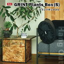 GRNT Plants Box(S)プランツボックス 商品説明 ◆OSBボードとスチールを組み合わせたプランツボックス ◆インテリア性が高くおしゃれな空間に ◆マーキングをあえて残した模様が、クールな雰囲気 ◆スチール製のフレームでしっかり固定。強度を保ちつつ、見た目も引き締まるデザイン ◆別売りの専用テーブルをセットするとサイドテーブルとしても活躍。目隠し効果も◎ サイズ 幅32.5×奥行き32.5×高さ34cm 重量 6.5kg 素材 パネル：OSBボード（ワックス仕上げ） フレーム：スチール 配送方法 ＊メーカーより直送いたします。 ご注意 【メーカー直送品の為、ご注文後のキャンセル、返品、代金引換はお受けすることができません。】 ◆メーカー直送の関係上、ご購入のタイミングによっては品切れが発生する場合もございます。 商品が品切れの場合、別途メールにて、次回の入荷予定日等をお知らせいたしますので、メールをご確認ください。 送料について 楽天の仕様上すべての地域で【送料無料】と表示されておりますが、北海道・沖縄・離島は別途送料がかかります。 上記地域へお届けをご希望のお客様は大変お手数ですが、別途メールにて追加送料のご案内をさせて頂きます。