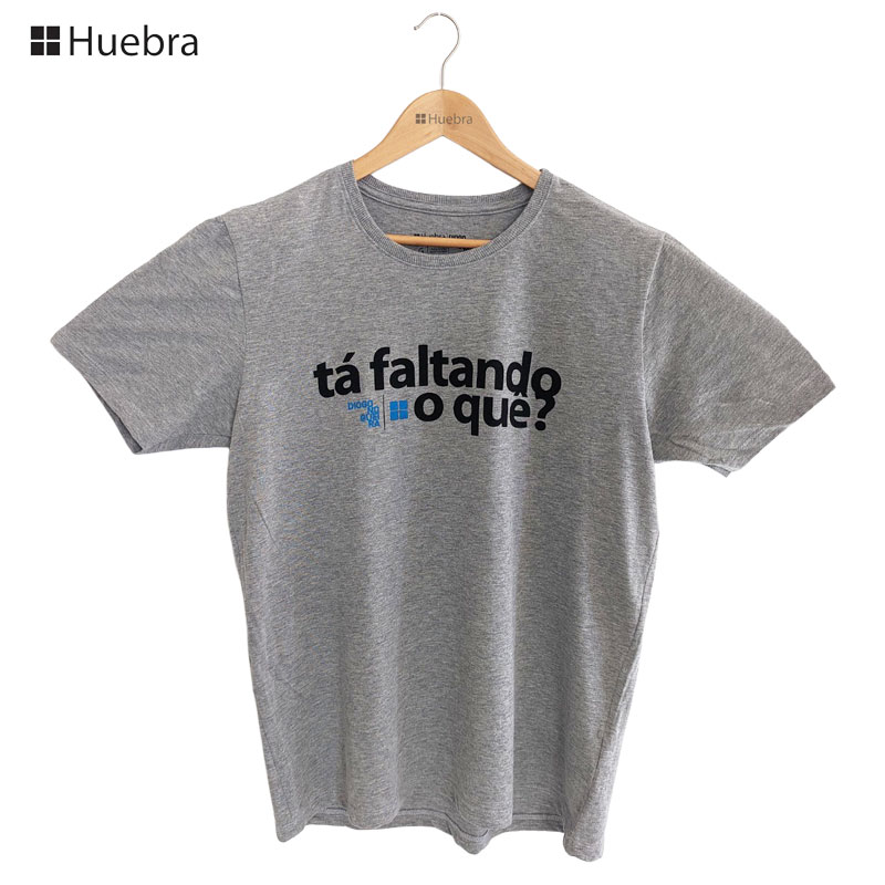 Huebra ウエブラフレーズTシャツ ta faltando o que? DIOGO NOGUEIRA グレー ブラジル、リオデジャネイロ発のカジュアルウェアブランドHuebra（ウエブラ）のポルトガル語フレーズTシャツです。着ていることを忘れるぐらいさらっと軽い着心地のコンフォートTシャツです。普段使いしやすいグレーカラー。開放的にリラックスしてお過ごしいただけます。ta faltando o que?（何が足りないの？の意）のフレーズがデザインされたユニークなウエブラのTシャツです。 ブランド：Huebra（ウエブラ） カラー　：グレー サイズ　：G（日本サイズL〜XL）着丈70cm×身幅56cm 　　　　　GG（日本サイズXL〜XXL）着丈74cm×身幅58cm 素材　　：コットン52% ポリエステル48% カテゴリ：メンズ ＞ Tシャツ ブラジル製