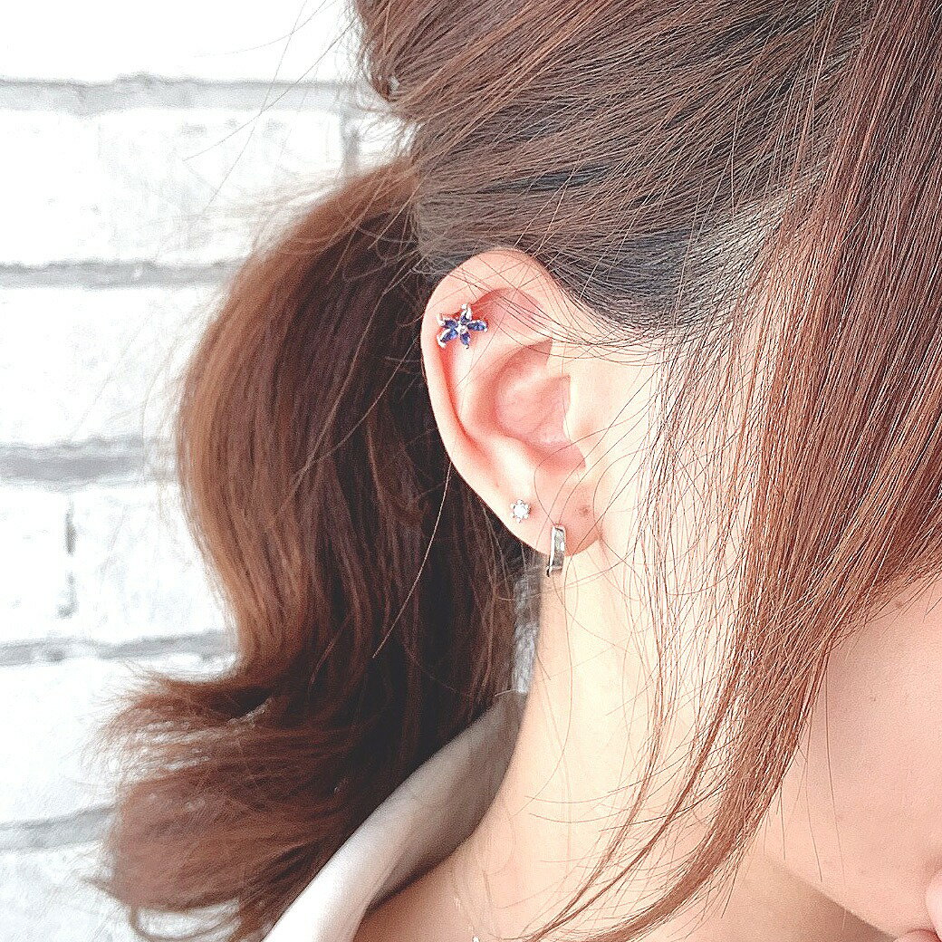 ボディピアス 軟骨ピアス ［14G 16G ］ほんのり香る女っぽさが好印象。光を受けて...