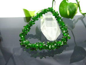 ダイオプサイド/ フラワーブレス カボションカット、5mm珠使用 約9mm幅,内径約18cm