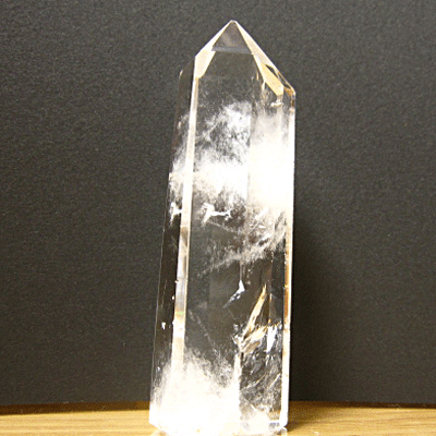 50 水晶 サイズ：80x26x18mm　 重さ：56g □■□天然石についてお願い□■□ ※天然ですので、一つ一つ模様・形状が若干ことなることがございます。 ※クラック（ひび割れ）・インクルージョン（内包物）等も天然ゆえのものですので、ご了承願います。 ※お客様のモニター環境によって若干の色の違いがあります事をご了承ください。 □■□パワーストーンの効果について□■□ ※パワーストーンの効果は、古来より伝えられた伝承です。また、全ての人に効果が発揮されるものではありません。 ※心身の健康や願望達成、人生の方向転換などの切っ掛けとして、お役立て下さい。