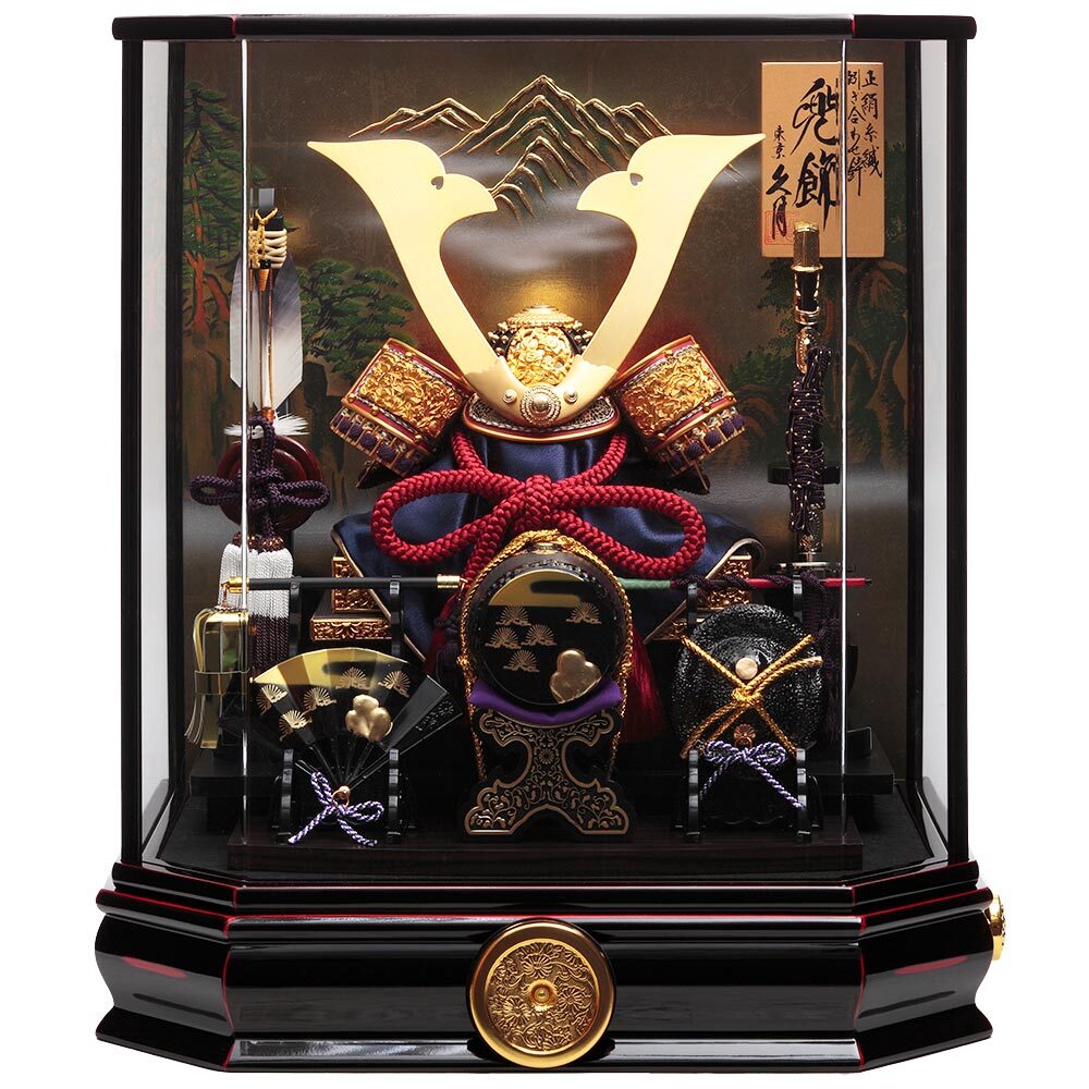 送料無料 久月作 五月人形 正絹糸縅・剥ぎ合わせ鉢・8号兜飾り オルゴール内蔵 六角アクリルケース飾り 〈家紋入れ可能 浅草橋久月 皐月人形 兜飾り 兜ケース飾...