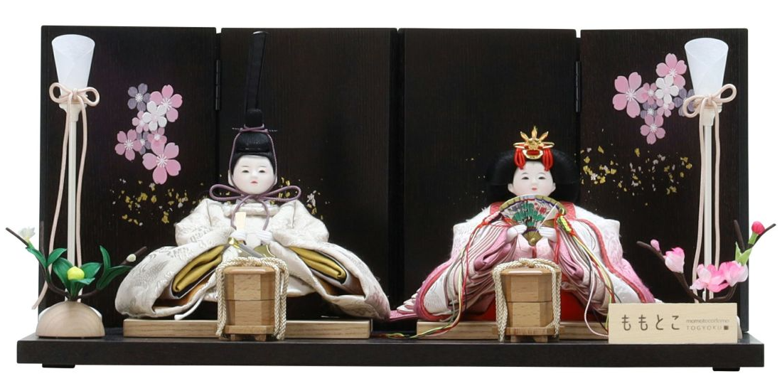 ○商品の画像はクリックで拡大出来ます。 ○掲載以外のお写真はご用意できません。 ○離島・一部特別地域には、送料が追加で掛かる場合がございます。又、海外発送は、別途送料等が掛かります。 追加料金が発生する場合には、ご注文後に当店からお送りする［ご購入お礼のメール］にてご案内させて頂きます。 販売価格については、御相談に応じます。 お問い合わせください。(お問い合わせボタンをご利用下さい。) ※楽天市場を通してご注文のお手続きを行って頂くようになります。 楽店外の電話・FAXでのご注文は、出店規約上、お受けできません。 ※1回のお問い合わせに付き、1〜2商品までのお見積りご依頼をお願い申し上げます。 染色家・小川由紀子の手で一点一点、丁寧に染められた草木染の衣裳。 女雛はキレイなぼかし桜色グラデーションに、男雛は淡いクルミ色が特徴です。 可愛いながらも気品ある表情のお顔は市川伯英による仕事です。 間口42×奥行28×高さ20cm 開国の街、下田の老舗、人形の鈴勝（すずかつ）の楽天市場店へお越し下さりありがとうございます。 この度は、初節句おめでとうございます。 お子様の益々のお健やかな御成長を、心よりお祝い申し上げます。 当店では、久月、東玉、秀山、春蔵、原孝洲、南雲等のひな人形や、羽子板、高砂、市松人形、わらべ人形、桃の節句のつるし飾り等、一流有名ブランド品を御奉仕価格にて販売致しております。 日本を代表する衣裳着・木目込人形作家、安藤桂甫、大橋弌峰、平安雛幸、平安寿峰、清水久遊、鈴木健一等のお品も豊富に取り扱っております。 人形の事は【人形専門店の鈴勝（すずかつ）】にお気軽に御相談下さい。 各種お品を取り揃え、皆様の御来店をお待ち致しております。 ≪御注文前に必ずお読みください。≫ 本品は、実店舗で同時販売しております。 楽天市場店にて御注文頂く直前に実店舗で御購入頂き、その時点で在庫が0になることがございます。 在庫の無い場合は、取扱元に発注・手配をしますが、回答が来るまでに日数が掛かることがあります。 また、商品の確保ができても、入荷までに日数が掛かることもあります。 尚、商品確保ができなかった場合は、キャンセル処理をさせて頂くようになります。 在庫有り時、3〜10営業日以内に発送予定の商品です。 発送日（お届け日ではございません。）が当店営業日の11日以上掛かる場合は、その旨を御連絡致します。 お届け日は、発送の前後にお送りする発送メールにて御確認ください。 発送メール以前にお届け日の御連絡はしておりません。 商品は入荷次第、速やかに発送しております。 発送メール以前のお届け日のお尋ねや催促は御遠慮ください。 画像につきましては、できる限り現物に近い色合いを出すように努めておりますが、若干、異なるように見える場合もございます。 また、商品名・仕様・価格などホームページの情報は、予告無く変更になる場合がございますので御了承下さい。 売買契約は、御注文手続きの完了、及び、楽天市場からの自動配信メールを以て成立するものではありません。 上述の記載事項に付きまして、予め、御理解・御了承を頂けるお客様のみ、御注文を頂けますようお願い申し上げます。人形の街、埼玉県岩槻の老舗。 江戸・嘉永年間から創業百六十二年。 人形の生産高日本一を誇る埼玉県 岩槻の老舗。今に伝わる卓越した技。 &nbsp; &nbsp; 江戸・嘉永年間から創業162年 【いまに伝わる卓越した技はこうして生まれた】 東玉工房の歴史は人形の町・岩槻の歴史とともにあります。 江戸時代より城下町、宿場町として栄えた岩槻は、人形作りに適した桐と水に恵まれ、現在人形の生産高日本一を誇る町に発展しました。嘉永年間、岩槻城主の御殿医、戸塚隆軒は、医業のかたわら人形作りを趣味としており、その作品のひとつを城主に献上した際に、おほめのことばとともに「東玉」の作号を賜りました。この由緒ある雛匠東玉の名は代々受け継がれ、現代六代目雛匠東玉に至っています。 本物志向のお雛様で春の訪れを。 一点豪華主義、すっきりと飾りたい方に・・・。 飾る場所を選ばない60cm、70cmのコンパクトサイズから、存在感のある120cm、135cmのボリュームたっぷりのお品までサイズも種々あります。 伝統的な合屏風飾りから創作飾りまで、又、親王の衣装も落ち着いた色調や華やかなもの等、多々あり、シンプルなだけにあなたの個性が光ります。