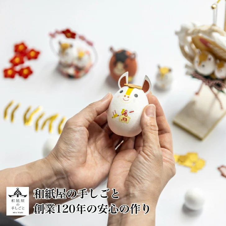 人形の鈴勝の手作り品　完成品　開運・金運・縁起　起き上がりこぼし　和柄　和紙ころころ馬(白馬)　干支午　〈コンパクト 2026年 二〇二六年 令和8年 令和八年 馬年 午年 うまどし 新年 迎春 十二支・十二獣 和紙飾り 和の置物 玄関 リビング オフィス〉｜アングル3