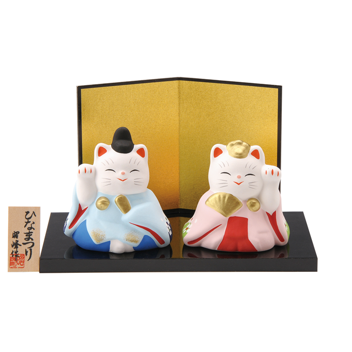 昭峰作 陶器器製 雛人形 服招き猫雛 猫の親王飾り 台・屏風・木札付きです。 〈猫の雛人形 ネコ雛人形 ねこのひな人形 ねこのおひなさま お雛様 二人飾り お雛さま おひな様 おひな飾り お雛飾り ひな祭り 猫の雛祭り 三月三日 節句飾り〉