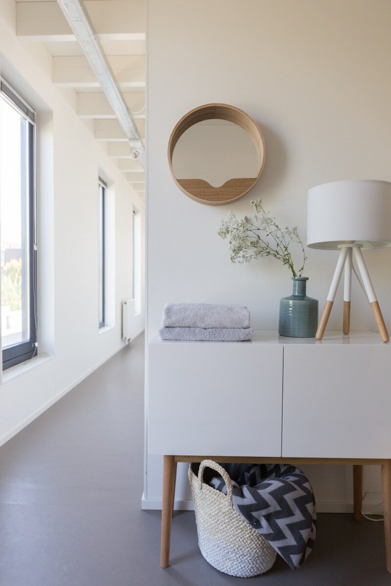 Zuiver ウォールミラー 直径40cm 丸 ミラー 鏡 壁掛け オーク 北欧 収納付き ウォールデコ おしゃれ シンプル ナチュラル 丸型 ラウンド ラウンドミラー 壁掛けミラー 収納付きミラー [2]