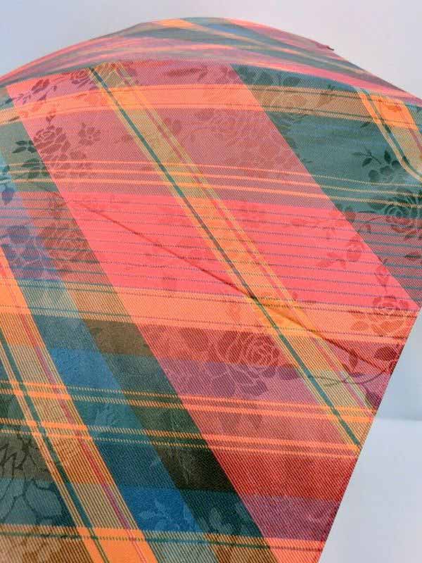 雨傘 傘 ファッション小物 レディースファッション 婦人 ポリエステル サテンフラワー ジャガード 格子柄 日本製傘 軽量 コンパクト 折畳傘 高級感ある フラワー柄 つやつや サテン生地 転写プリント 広げやすく 畳みやすく バッグに1本 中棒3段 日本製 高級折り畳み傘