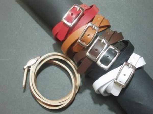ブレスレット レディースアクセサリー アクセサリー ファッション 革ブレス シンプル 3連 3重巻きタイプ 仕上げのいい レザーブレス ユニセックスアイテム すっきり アクセ 腕輪 腕飾り ブレス アクセサリ レディース 女性 女性用 三連 男女 ユニセックス 皮ブレス 革 皮 羊
