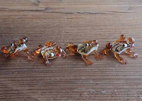 オブジェ 置き物 インテリア雑貨 家具 インテリア 模様が個性的なカエルたち 4匹セット ガラス 置物 かえる カエル 蛙 縁起物