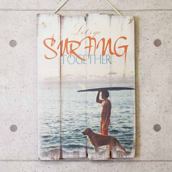 レリーフ アート ウォールデコレーション 家具 インテリア ウッドボード SURFING TOGETHER アンティーク ユーズドのような仕上げ 木製プレート お店 お家のドア 玄関 リビング 壁掛け 裏側フック穴 麻紐付き