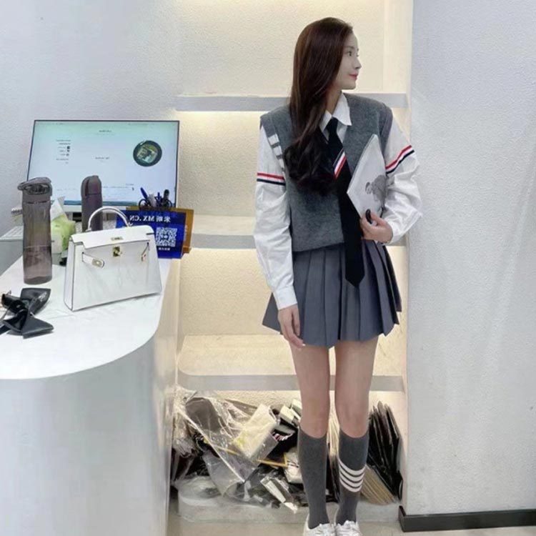 スカートスーツ 制服4点セット 女の子スーツ Vネックニットベスト 卒業式 入学式 スーツ 女子高生制服 学生服 制服 ライン入り コスプレ衣装 コスプレ スクール ベスト スカート シャツ 韓国 グレー 格子 セットアップ 送料無料